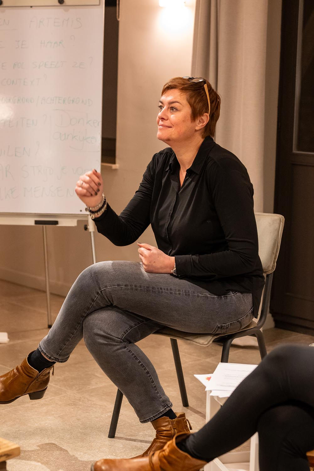 Petra vertelt voor het whiteboard tijdens een sessie